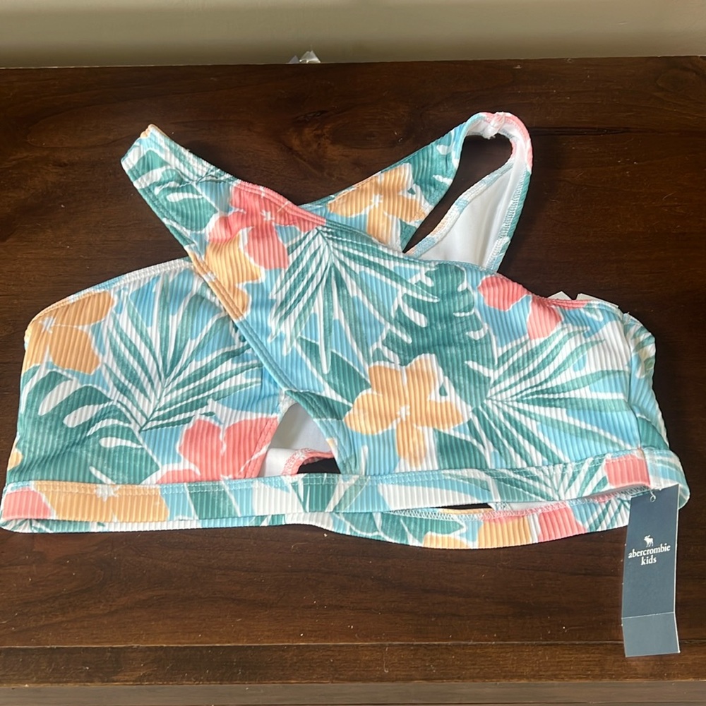 Brand new girls Abercrombie bathing suit top. Size 17/18. Never worn new